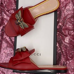 ❌SOLD❌GUCCI NAPPA CHARLOTTE CRYSTAL BEE FLAT